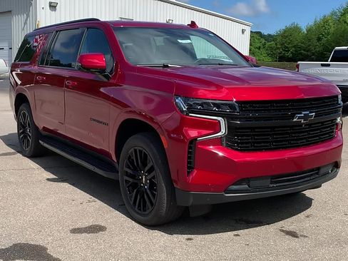 Used 2024 Chevrolet Suburban RST w/ Luxury Package RWD image 6