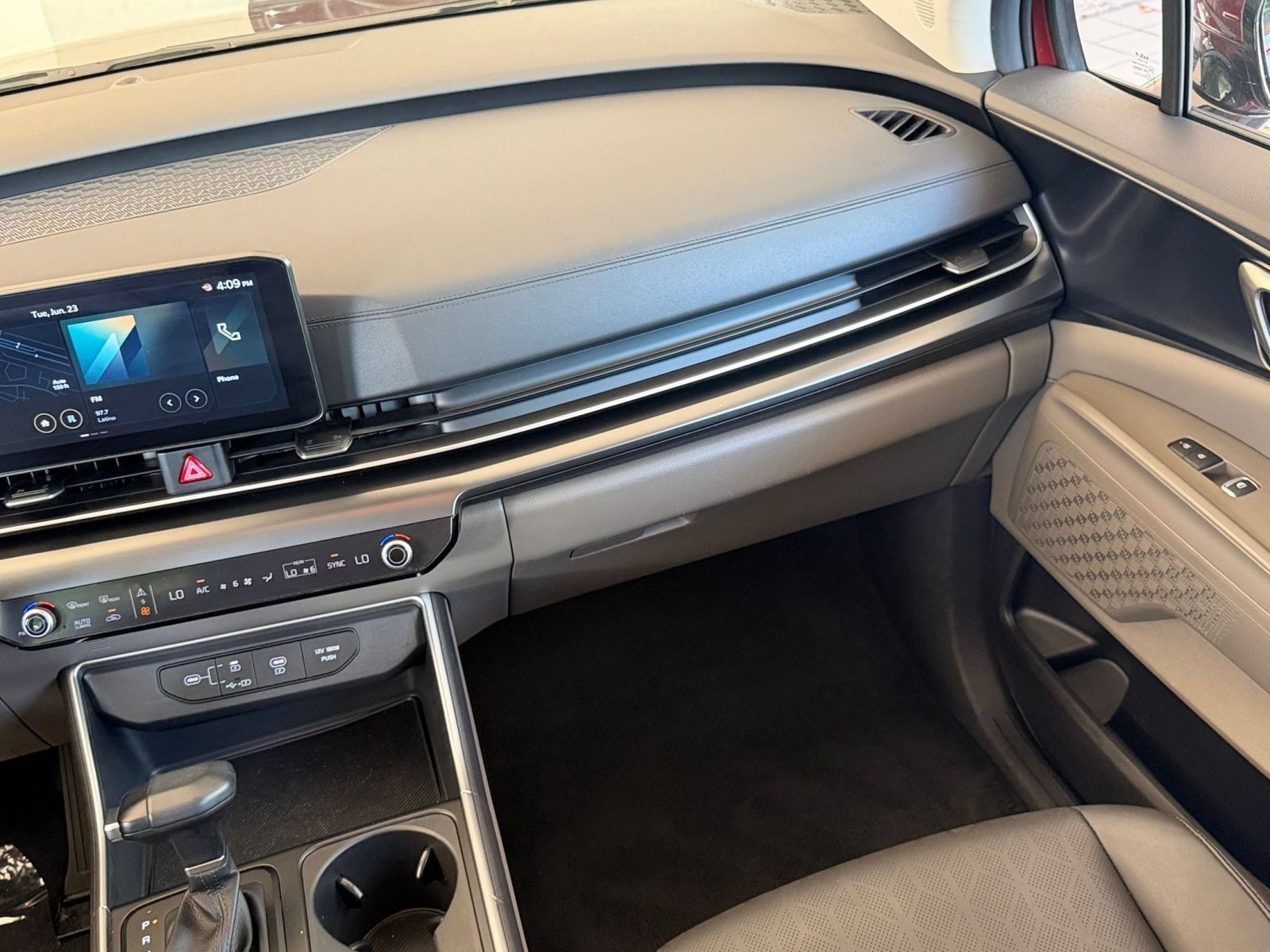 Used 2026 Kia Carnival FWD image 37