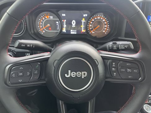 Used 2025 Jeep Wrangler Unlimited Rubicon image 32