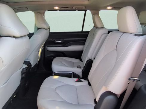 Used 2024 Toyota Grand Highlander AWD image 13