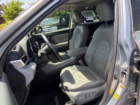 Used 2022 Toyota Highlander XLE FWD image 17