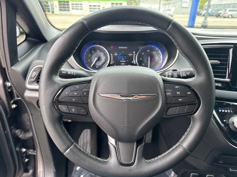Used 2018 Chrysler Pacifica Touring-L Plus FWD image 16