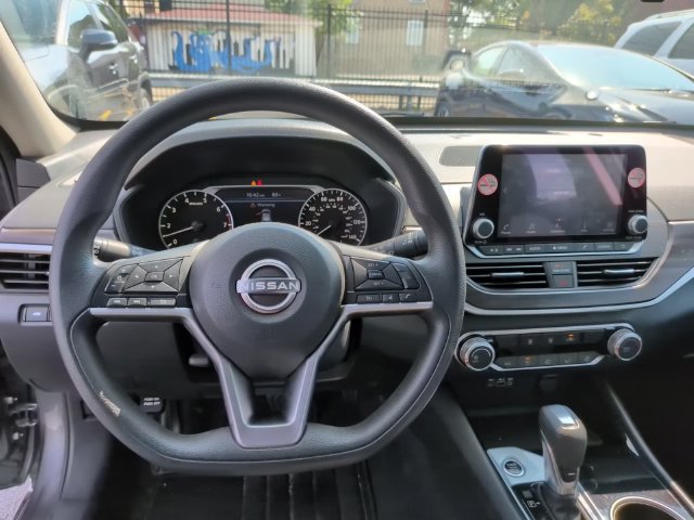 Used 2024 Nissan Altima 2.5 SV FWD image 23