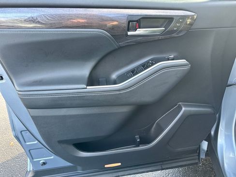 Used 2023 Toyota Highlander Limited image 10