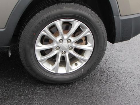 Used 2019 Jeep Cherokee Latitude w/ Cold Weather Group image 10