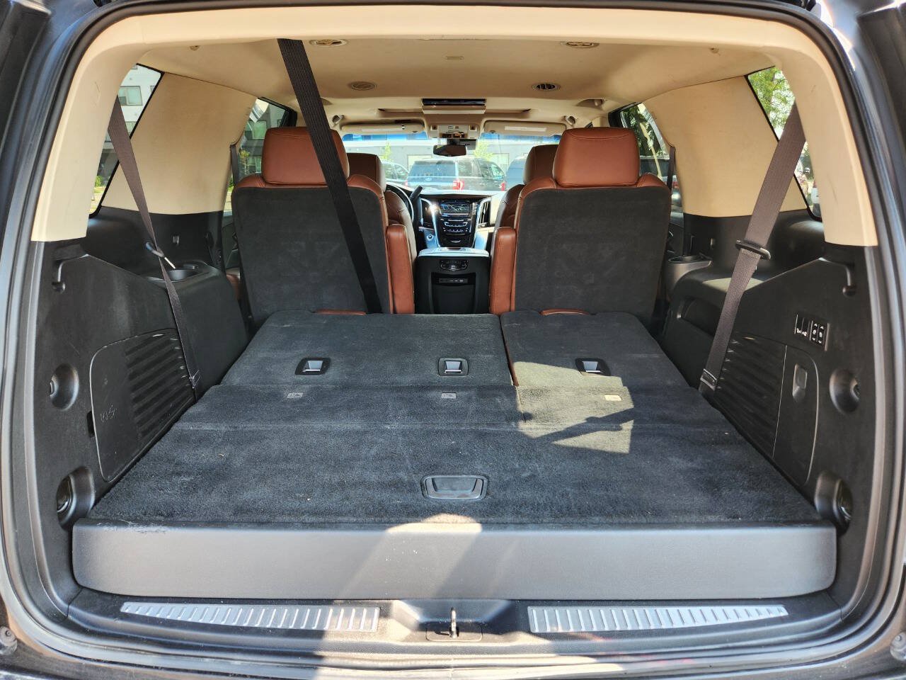 Used 2018 Cadillac Escalade Premium Luxury AWD/4WD image 34