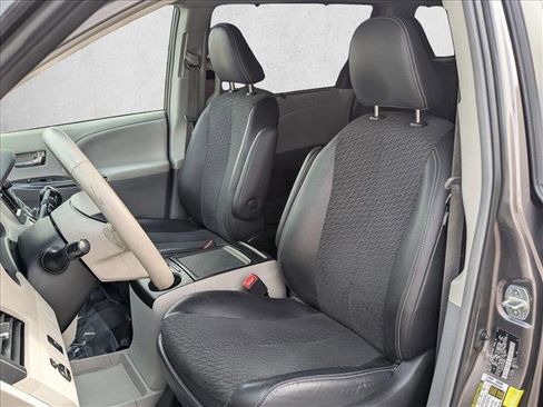 Used 2013 Toyota Sienna SE image 15