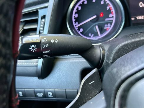 Used 2019 Toyota Camry SE FWD image 19