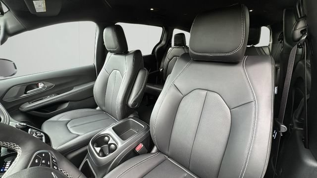 New 2025 Chrysler Pacifica Select AWD/4WD image 13