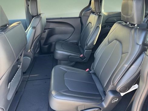 New 2025 Chrysler Pacifica Select image 4