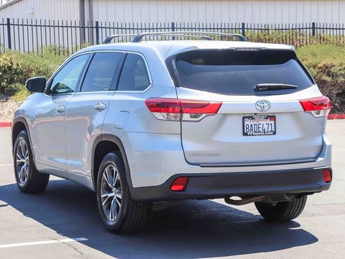 Used 2017 Toyota Highlander LE w/ Carpet Mat Package FWD image 5