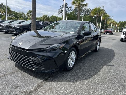 Used 2025 Toyota Camry LE image 5