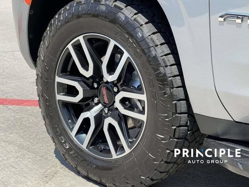 Used 2024 GMC Yukon AT4 w/ Technology Package AWD/4WD image 7