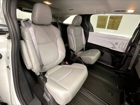 Used 2025 Toyota Sienna XLE image 19