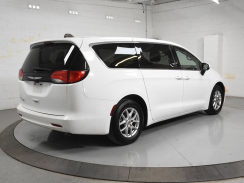 Used 2023 Chrysler Voyager LX FWD image 2