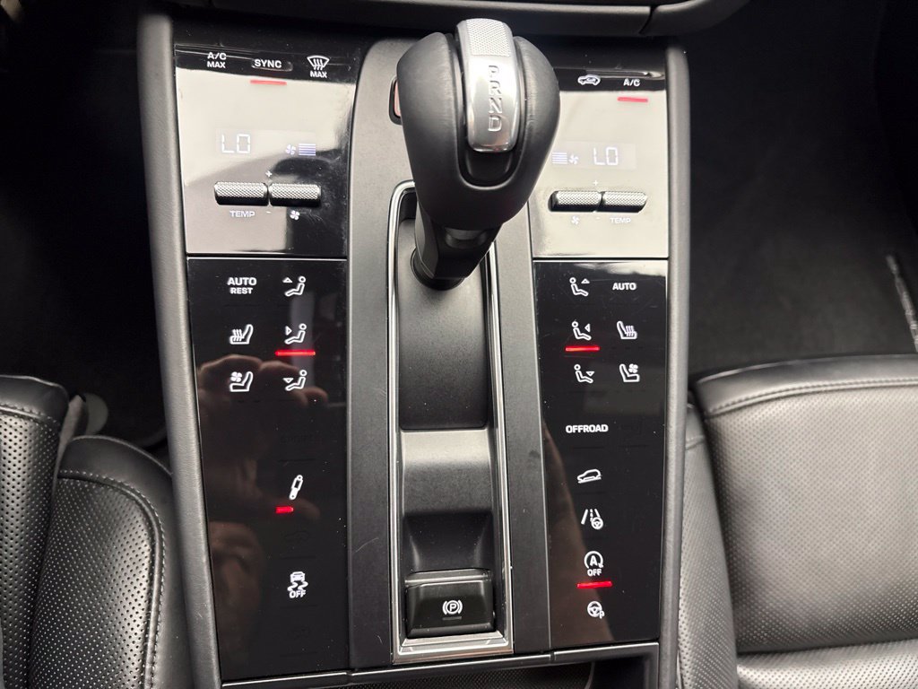 Certified 2024 Porsche Macan Turbo AWD/4WD image 35