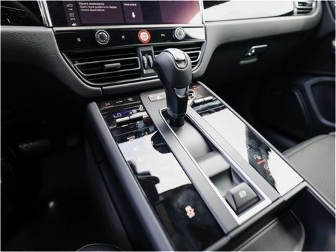 Certified 2025 Porsche Macan AWD/4WD image 20