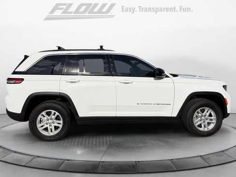 Used 2025 Jeep Grand Cherokee Laredo w/ Luxury Tech Group I RWD image 10
