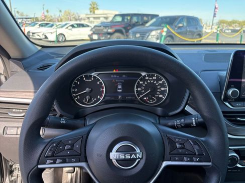 Used 2025 Nissan Altima 2.5 SV image 28