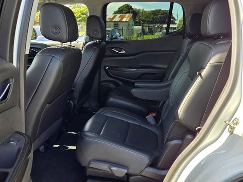 Certified 2023 GMC Acadia SLT FWD image 10
