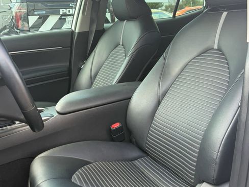 Used 2021 Toyota Camry SE image 6