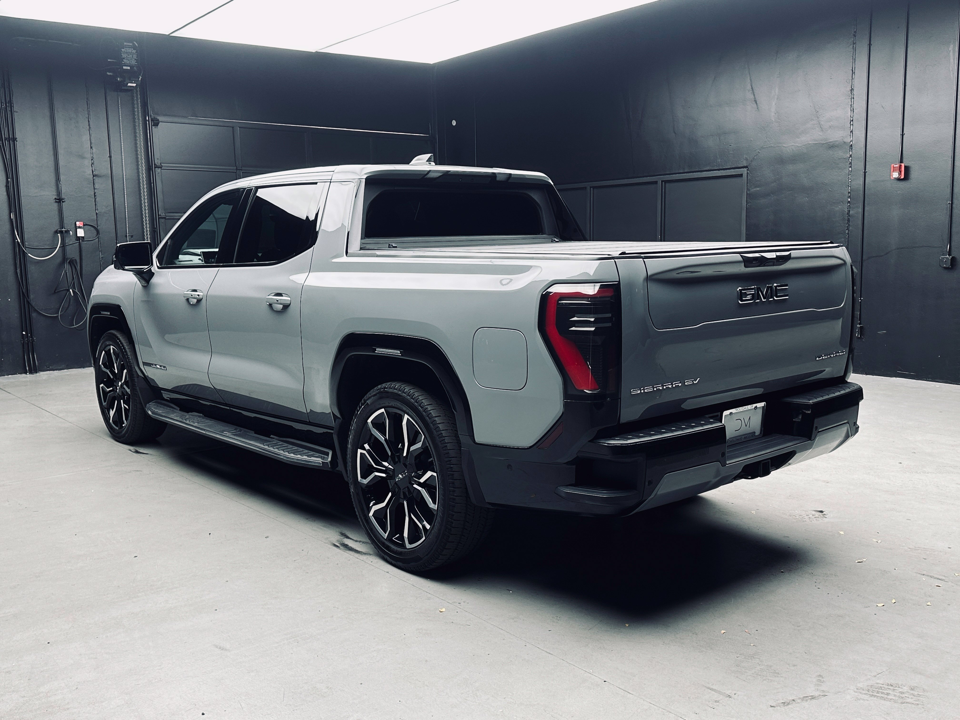Used 2025 GMC Sierra EV Denali AWD/4WD image 4