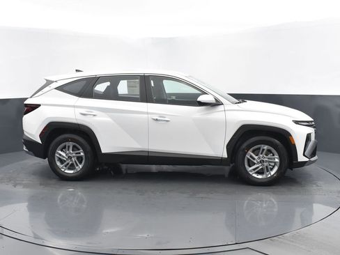 Used 2025 Hyundai Tucson SE image 2