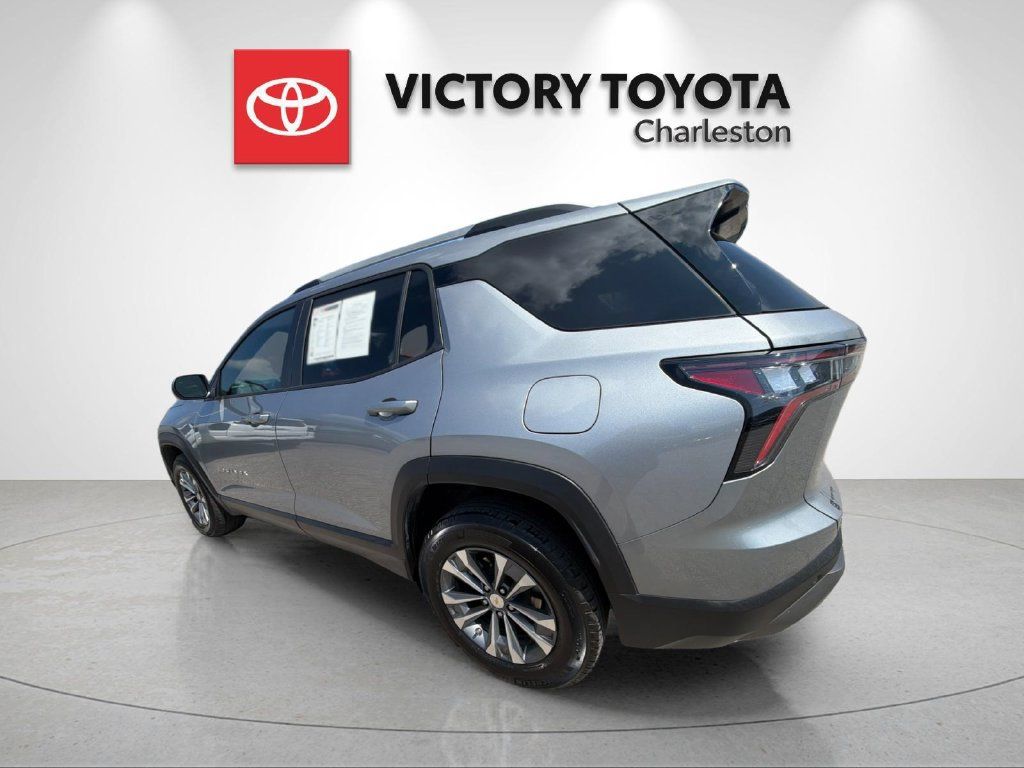 Used 2025 Chevrolet Equinox LT AWD/4WD image 3
