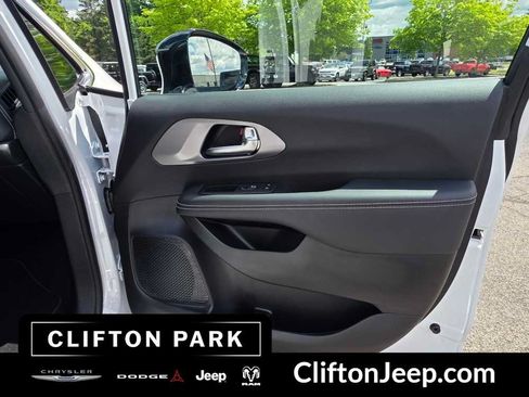 Used 2026 Chrysler Pacifica Select FWD image 14