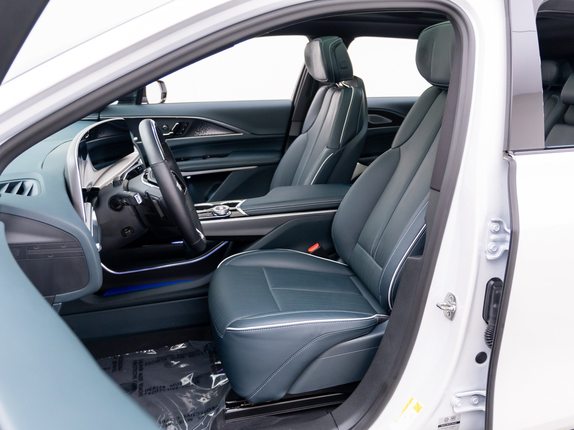 Used 2025 Cadillac Lyriq Luxury w/ Nappa Leather Package AWD/4WD image 19