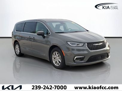 Used 2023 Chrysler Pacifica Touring-L