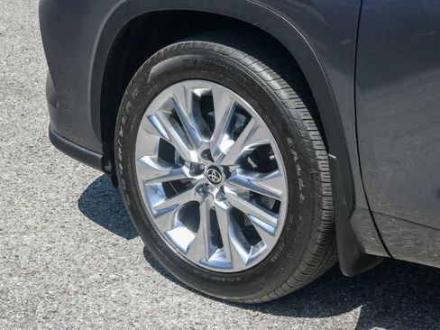 Used 2024 Toyota Highlander Limited FWD image 10