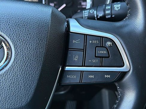 Used 2023 Toyota Highlander XLE AWD/4WD image 18