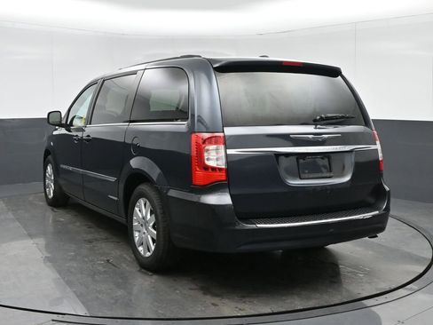 Used 2014 Chrysler Town & Country Touring image 5