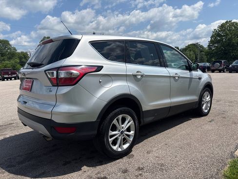Used 2017 Ford Escape SE image 6