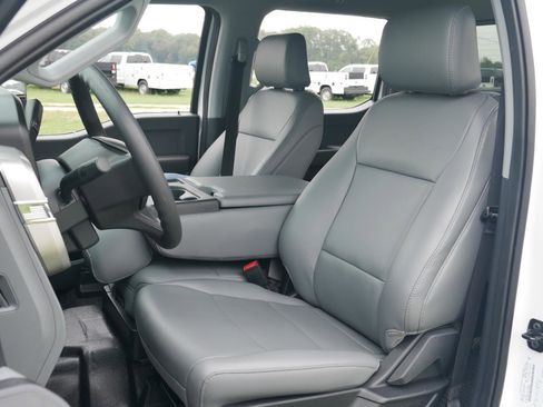 New 2025 Ford F250 XL w/ XL Chrome Package image 19