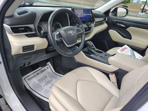 Used 2023 Toyota Highlander XLE AWD/4WD image 13
