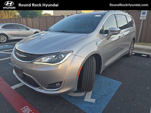 Used 2020 Chrysler Pacifica Limited FWD image 1