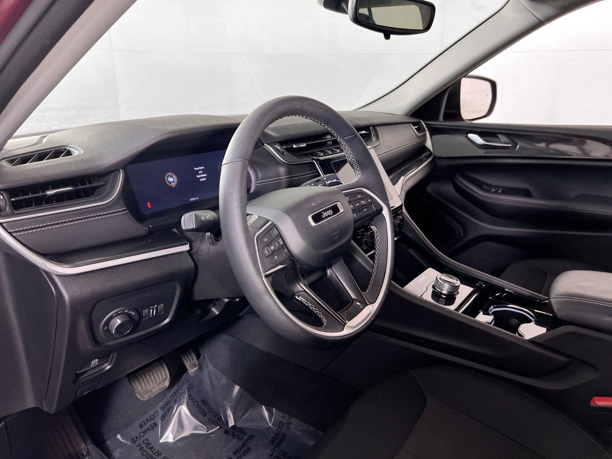 Used 2023 Jeep Grand Cherokee Laredo w/ Luxury Tech Group I AWD/4WD image 9