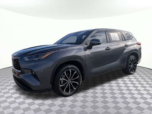 Used 2022 Toyota Highlander LE FWD image 6