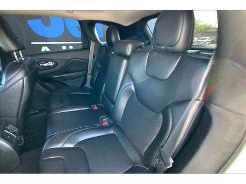 Used 2019 Jeep Cherokee Latitude Plus AWD/4WD image 27