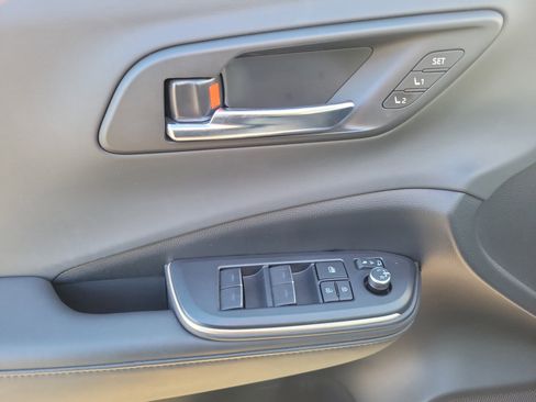 Used 2023 Toyota Crown Limited image 15