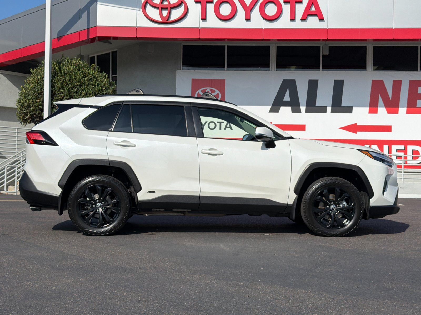 Used 2022 Toyota RAV4 XLE Premium AWD/4WD image 6