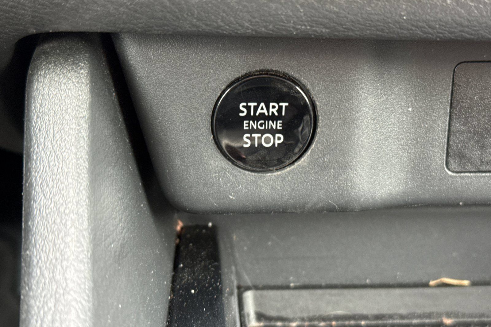 Used 2025 Nissan Rogue SV FWD image 29