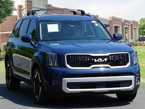 Used 2025 Kia Telluride EX w/ EX Captain's Chair Package FWD image 3
