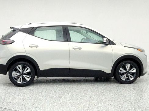 Used 2022 Chevrolet Bolt EUV LT w/ Convenience Package image 4