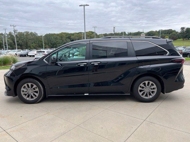 Used 2025 Toyota Sienna XLE w/ XLE Plus Package AWD/4WD image 4
