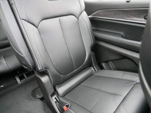 Used 2025 Jeep Grand Cherokee L Limited w/ Luxury Tech Group II image 14