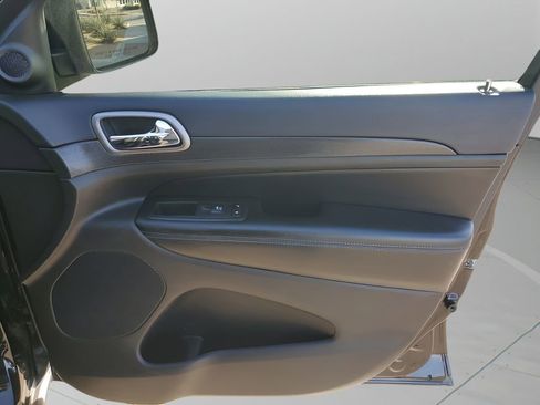 Used 2018 Jeep Grand Cherokee Laredo image 13