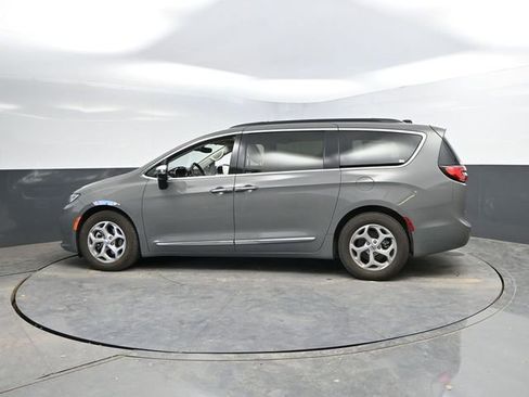 Used 2023 Chrysler Pacifica Limited image 4